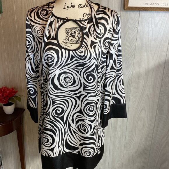 Allison Taylor Black and White Sheath Dress with Bell Sleeves - Picture 6 of 9